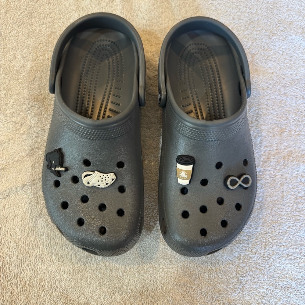 Crocs Classic Clogs Gray M7 W9 With 4 Jibbitz Charms Comfort Casual
